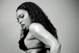 Insolite: Il essaie dÂ’embrasser une folle, elle lui arrache la langue